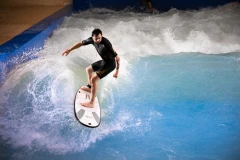 Серфинг на искусственной волне для яркого водного драйва