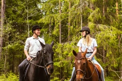 Прогулка на лошадях для красивого отдыха вдвоем